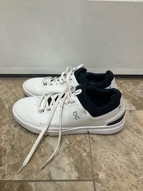 On THE ROGER Advantage Sneaker